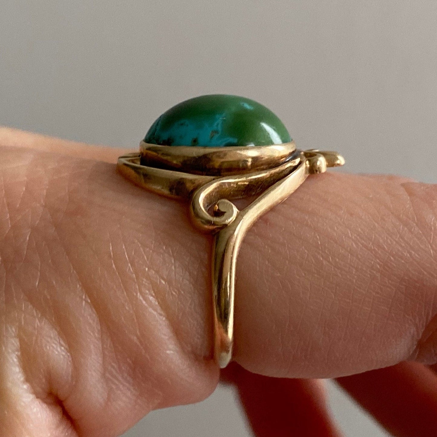 V I N T A G E // crowned turquoise / 14k yellow gold with bold natural turquoise cabochon / size 5.75