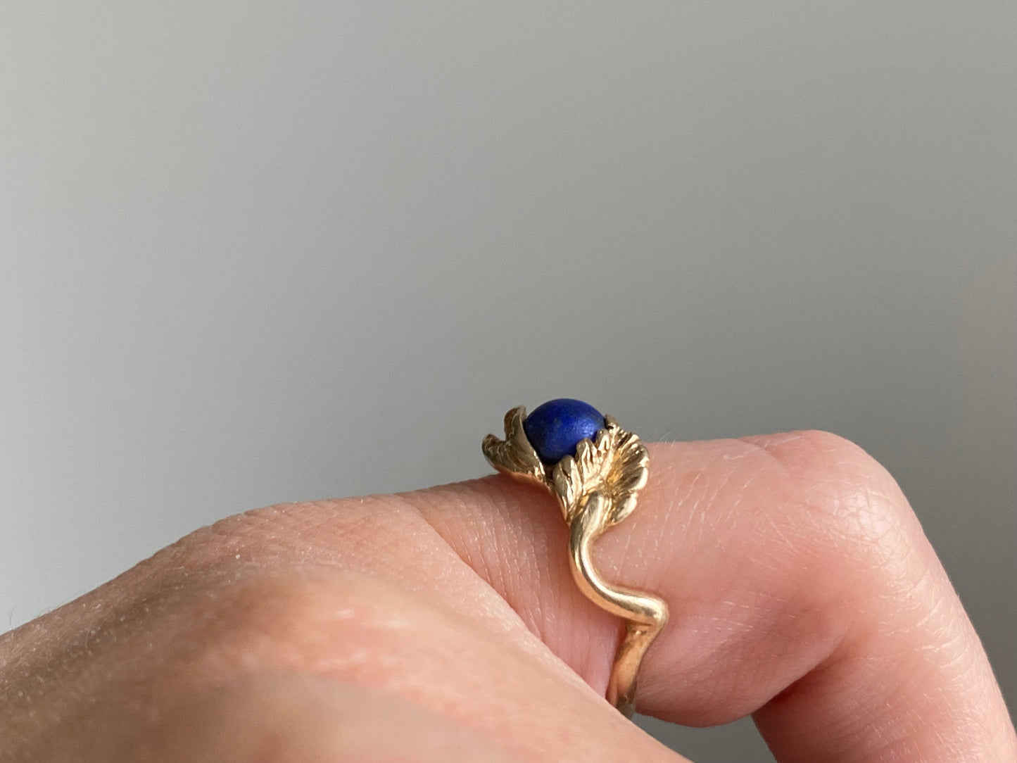 V I N T A G E // midnight bloom / 14k yellow gold leaf ring with round blue lapis / size almost 3.5