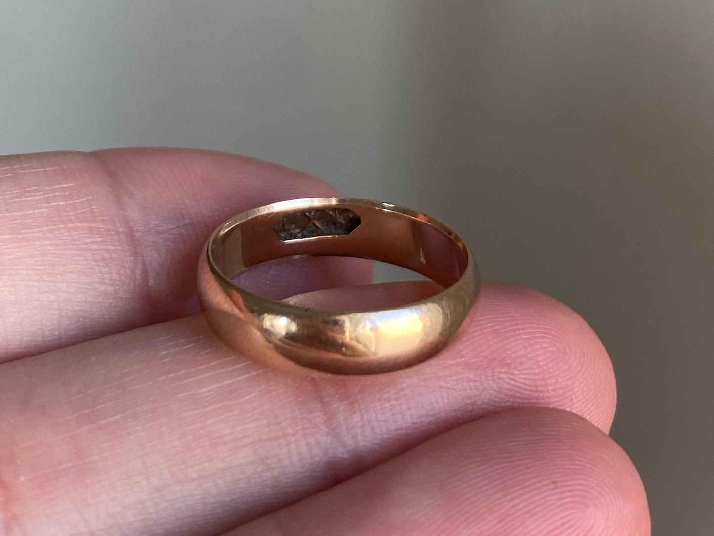 V I N T A G E / simple circle / plain wide Victorian solid 10k yellow gold cigar band / wedding band / size 4.75