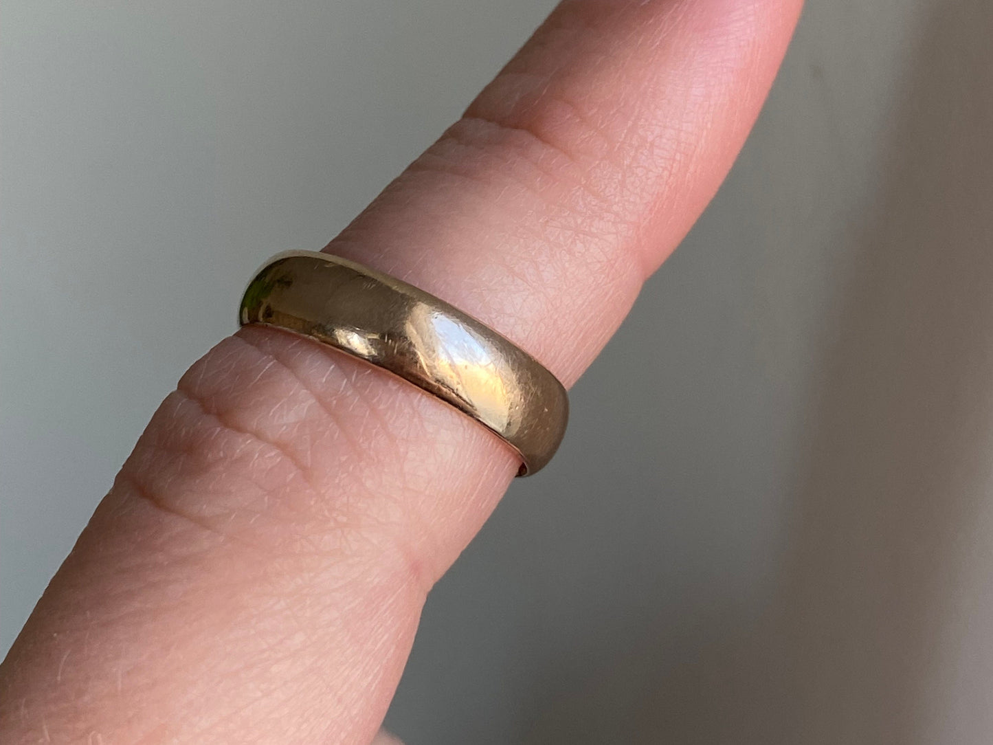 V I N T A G E / simple circle / plain wide Victorian solid 10k yellow gold cigar band / wedding band / size 4.75