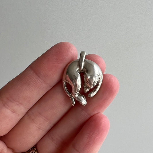 V I N T A G E // purr baby / sterling silver sleeping feline pendant