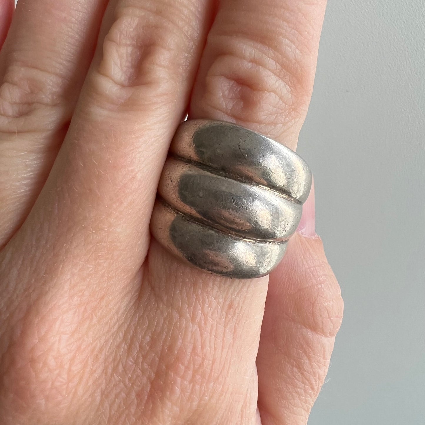 V I N T A G E // triple donut / sterling silver ribbed full finger dome ring / size 7.5 to 7.75