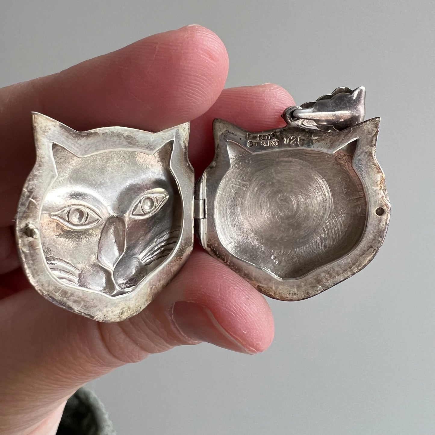 V I N T A G E // feline compartment / sterling silver cat locket pendant