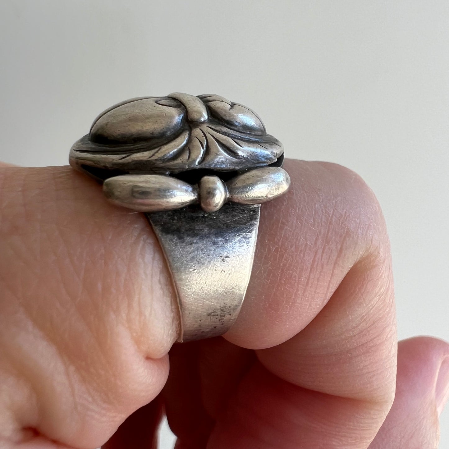 very very V I N T A G E // ambiguous crawler / sterling silver ring / size 6