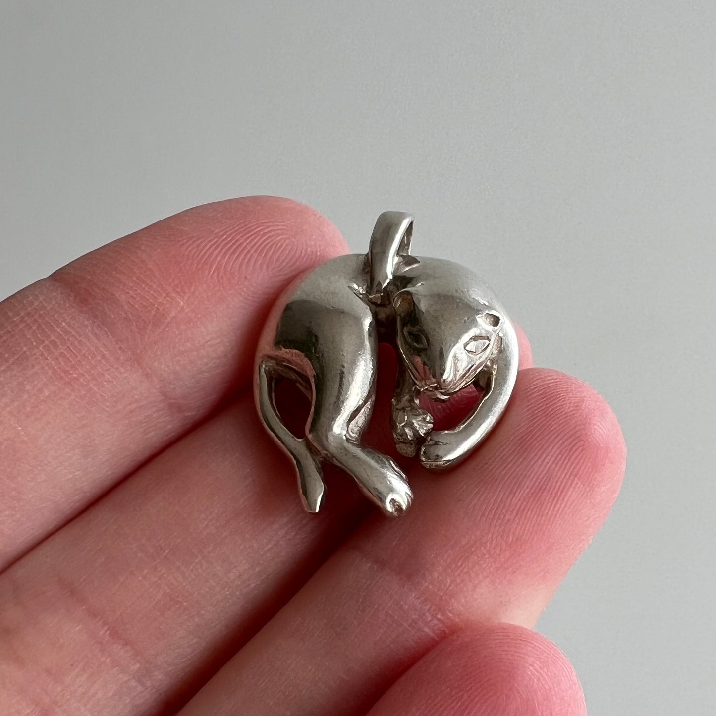 V I N T A G E // purr baby / sterling silver sleeping feline pendant