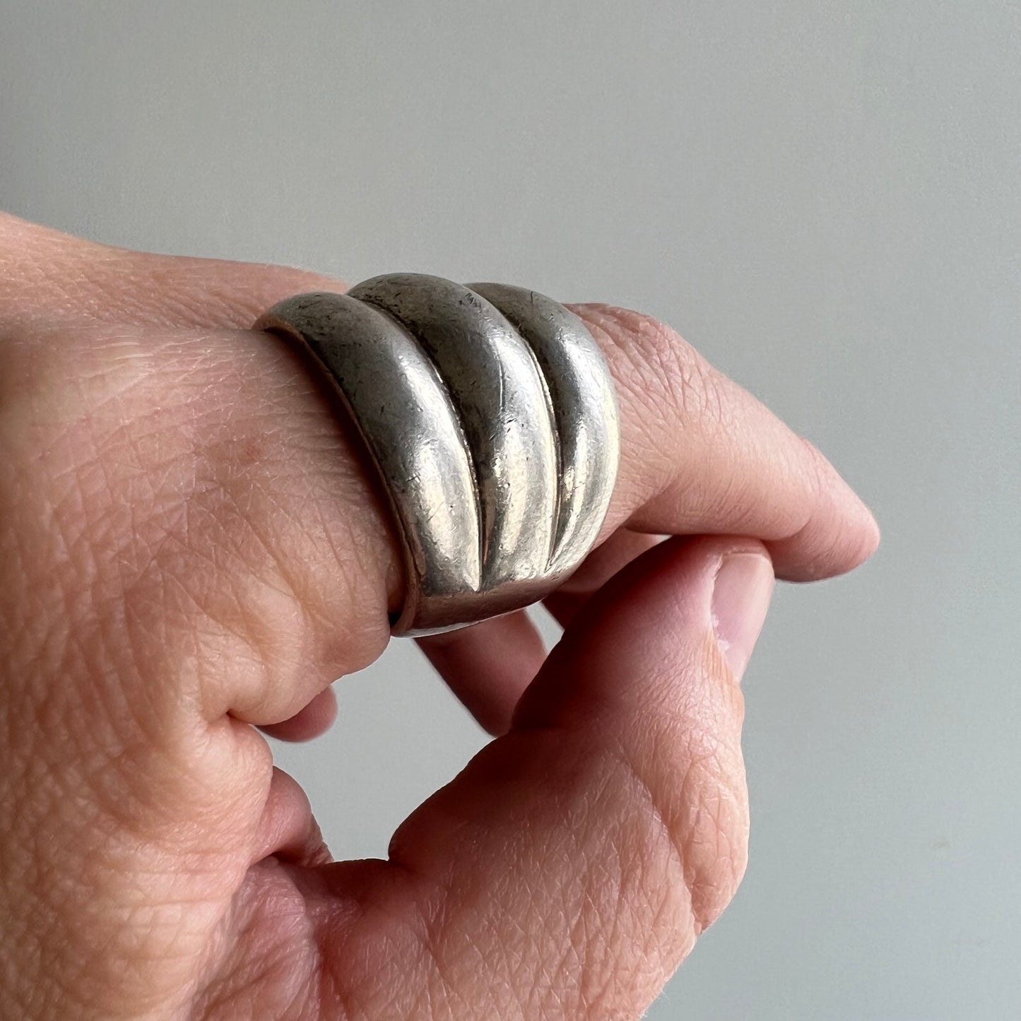 V I N T A G E // triple donut / sterling silver ribbed full finger dome ring / size 7.5 to 7.75