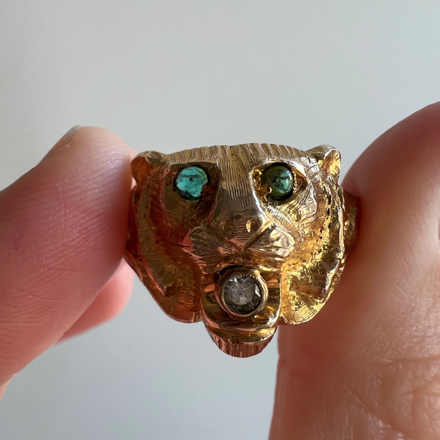 V I N T A G E // retro big cat / 10k solid yellow gold with green stone eyes and a diamond mouth / size 9.5