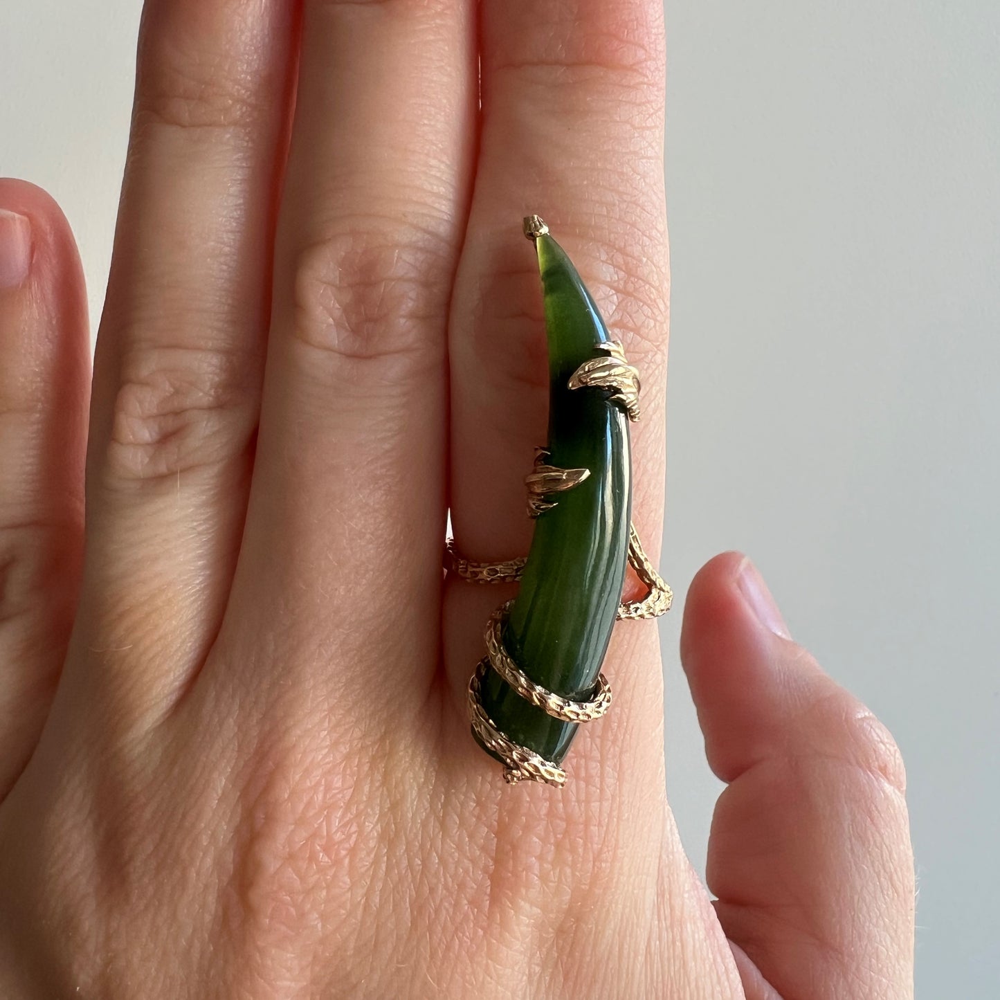 V I N T A G E // jade talon / 10k gold setting around jade / size 6