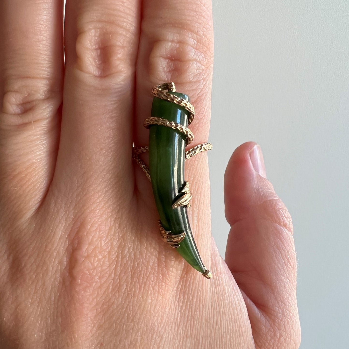 V I N T A G E // jade talon / 10k gold setting around jade / size 6